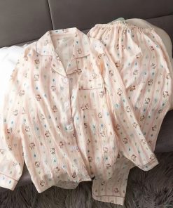 KiHan – Đồ Ngủ Nữ Dài Tay Kẻ Sọc Hồng Họa Tiết Mèo Hello Kitty