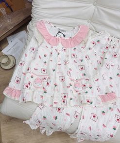 KiHan – Đồ Ngủ Nữ Dài Tay Trắng Kem Phối Cổ Bèo Hồng Đính Túi Thỏ Nổi